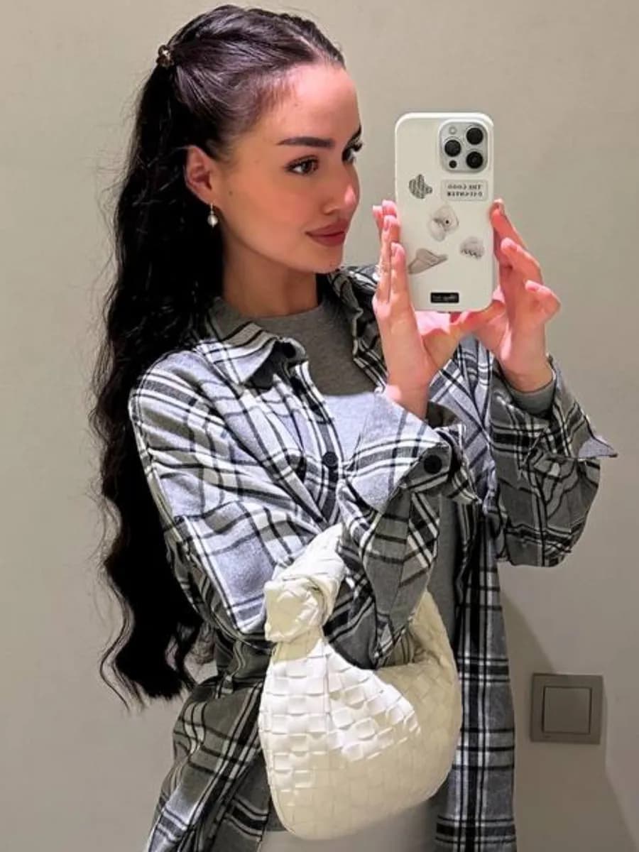 Сумка сливочного цвета плетеная в стиле bottega veneta