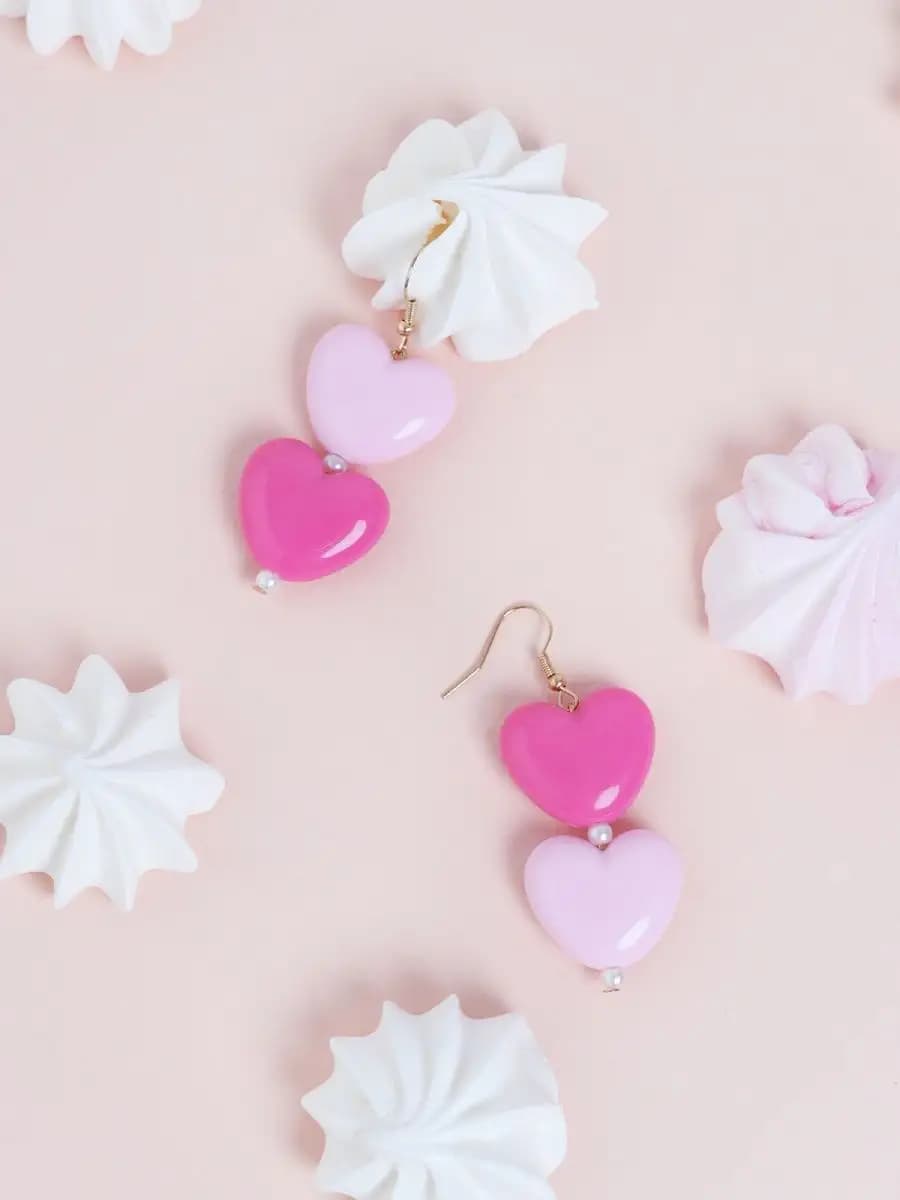 Серьги сердечки висячие гвоздики пластиковые яркие