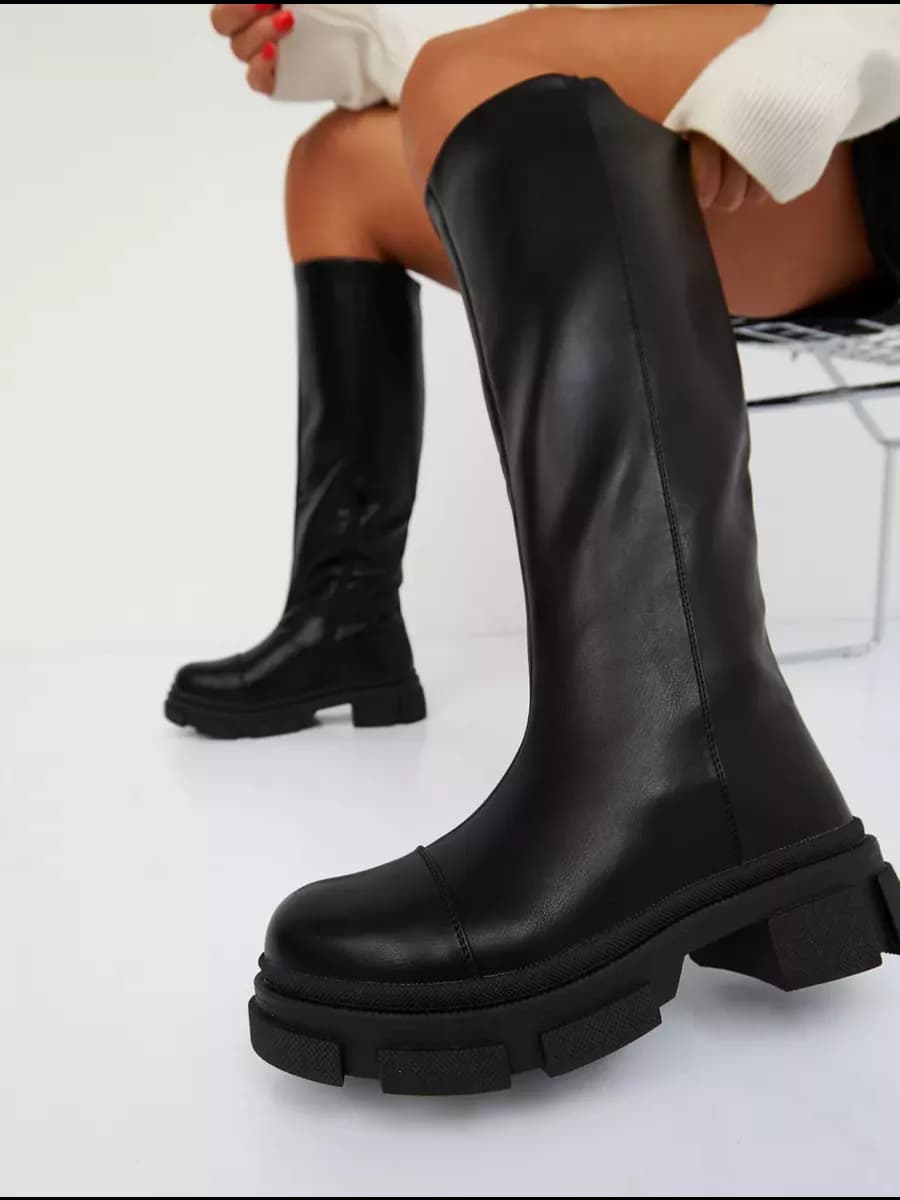 Демисезонные сапоги высокие на платформе