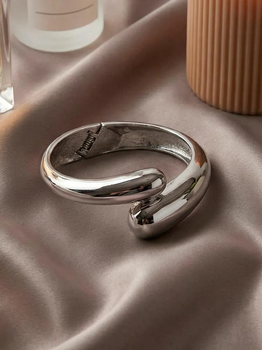 Жесткий браслет на руку серебристый