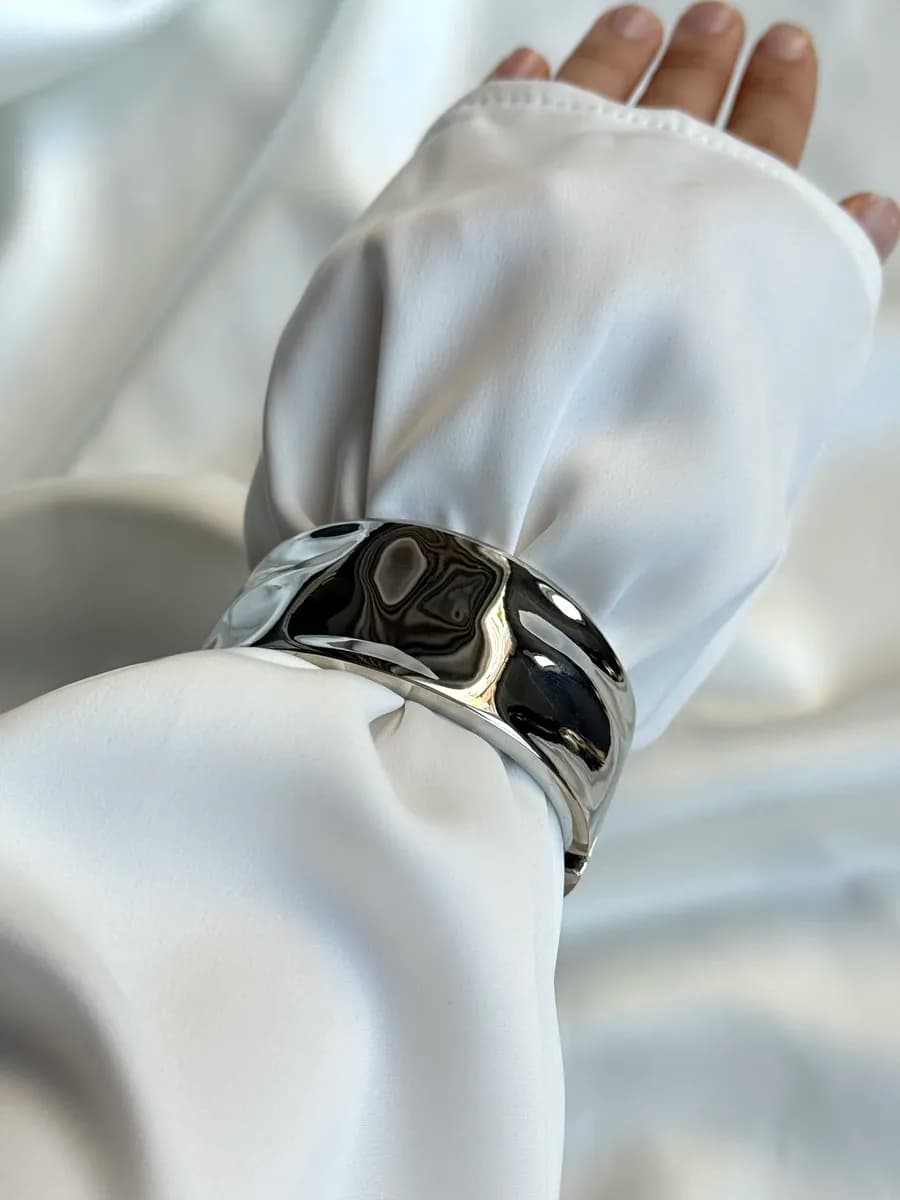 Широкий браслет на руку серебристый