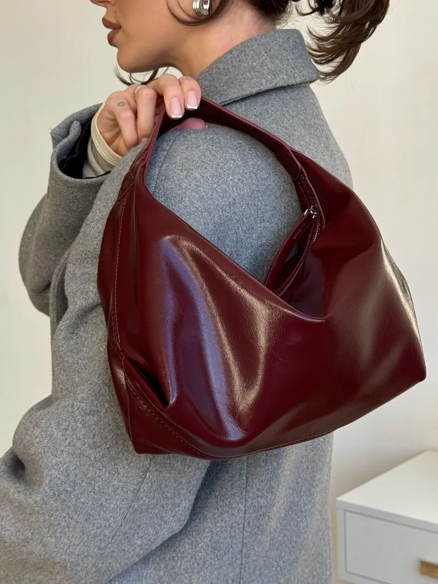 Лаковая сумка багет