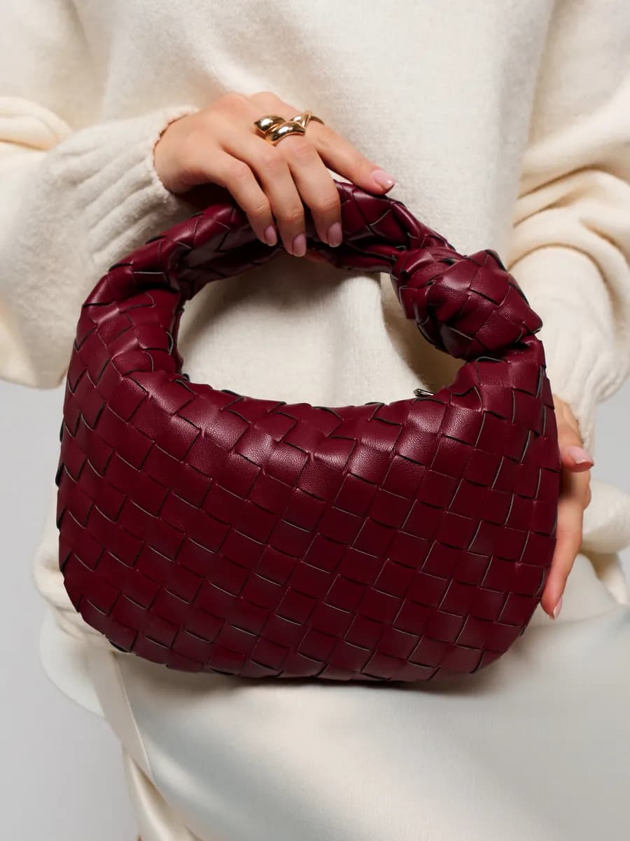 Сумка маленькая плетеная с узлом bottega veneta боттега