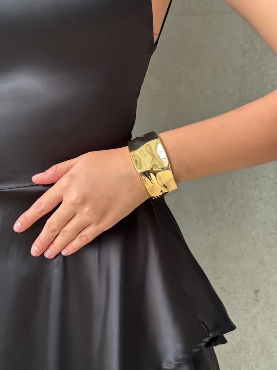 Браслет на руку широкий мятый