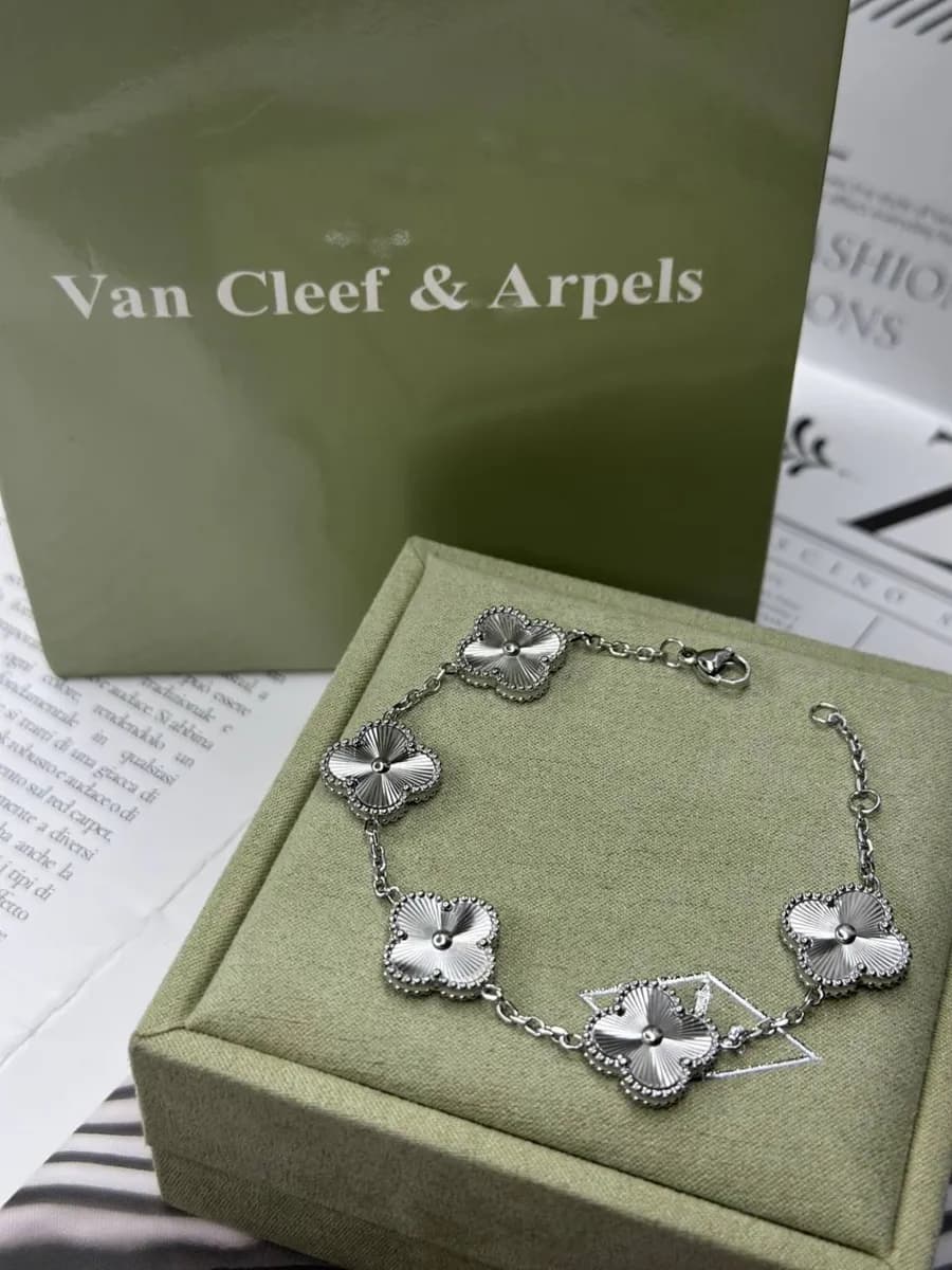 Браслет на руку клевер