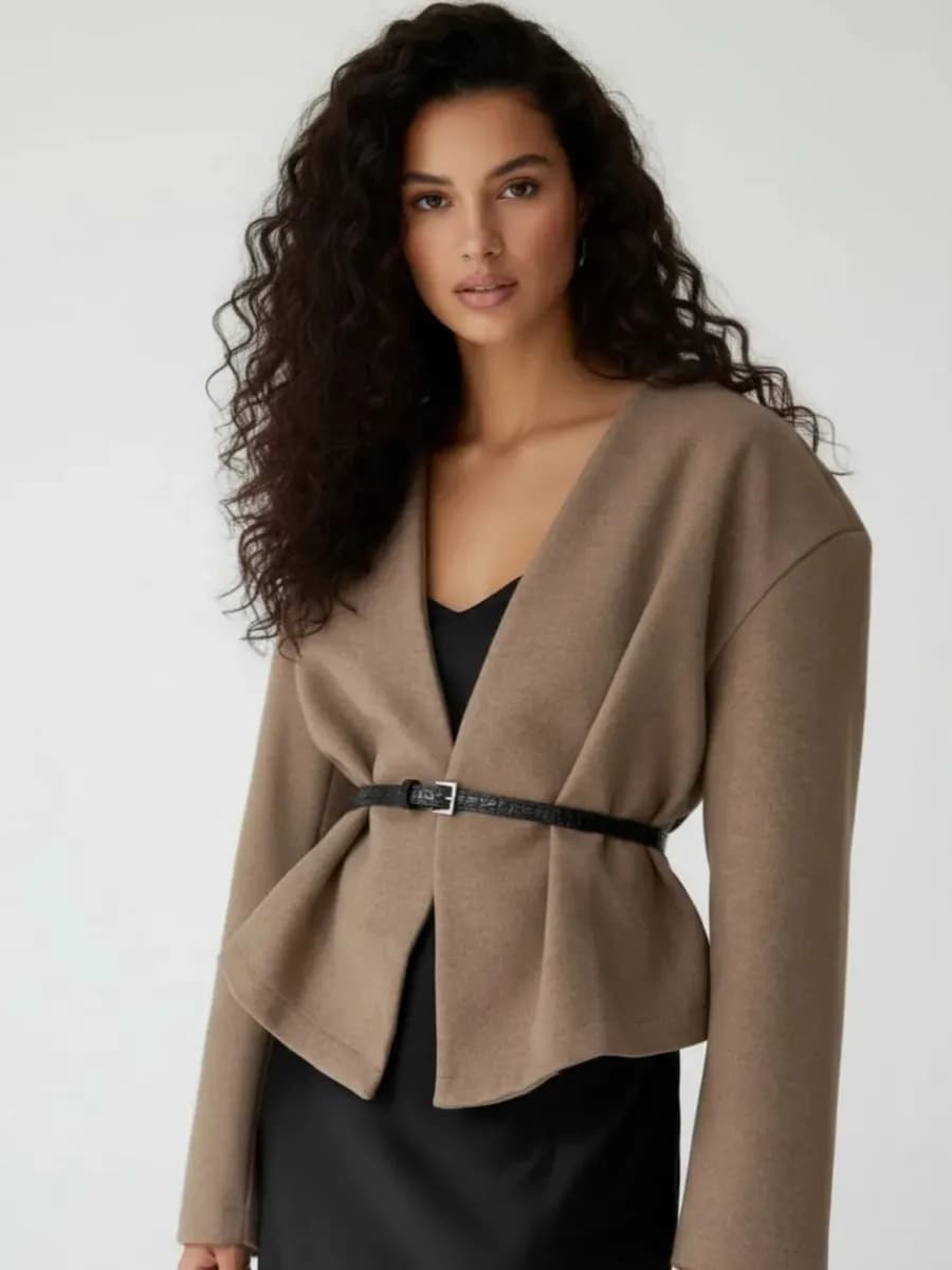 Укороченный жакет-полупальто с ремнём