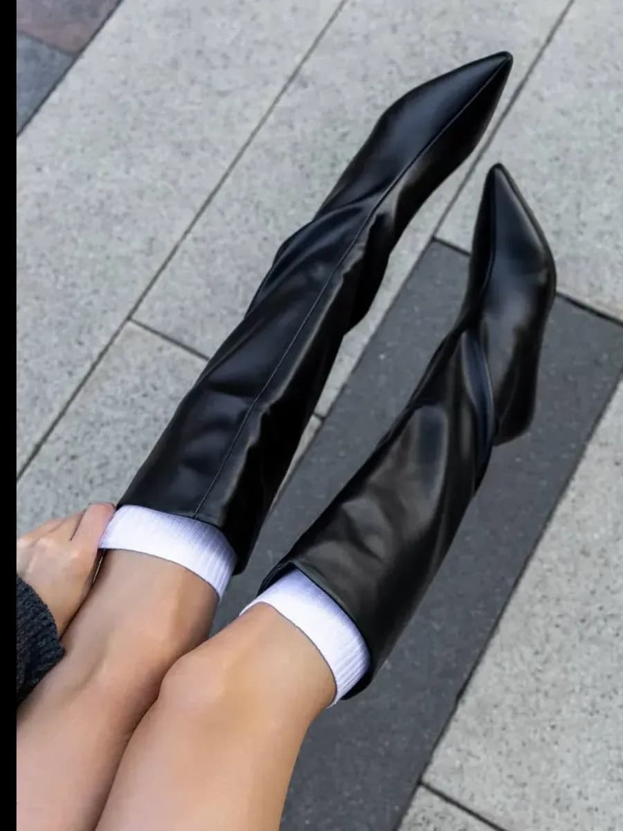 Демисезонные сапоги трубы на шпильке с острым носом