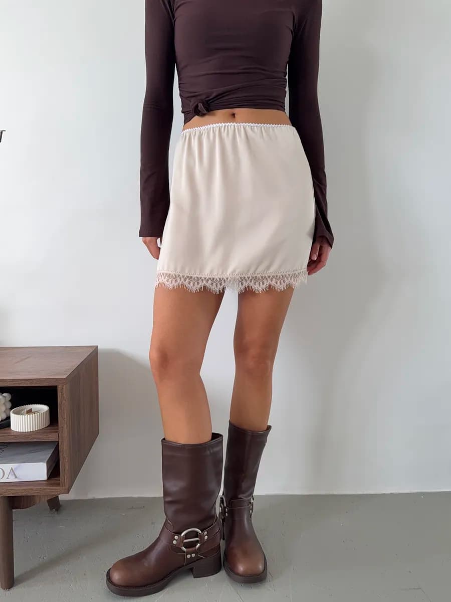 Юбка атласная мини с кружевом