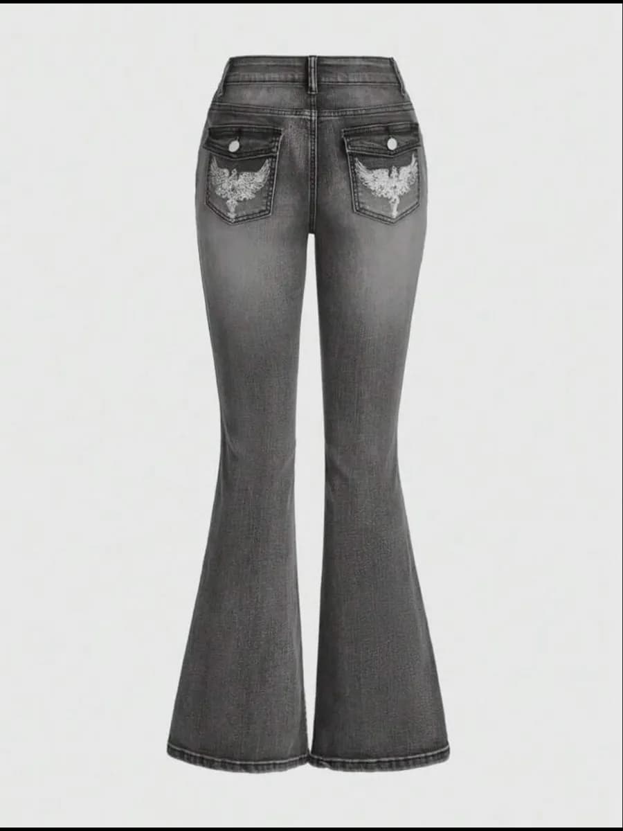 Джинсы клеш с вышивкой на задних карманах