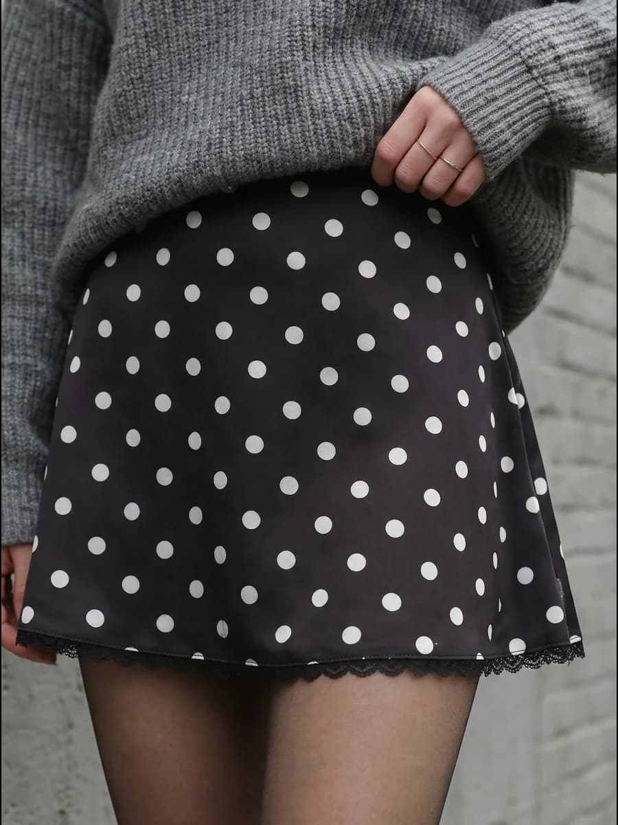 Бельевая юбка атласная мини с кружевом в горох