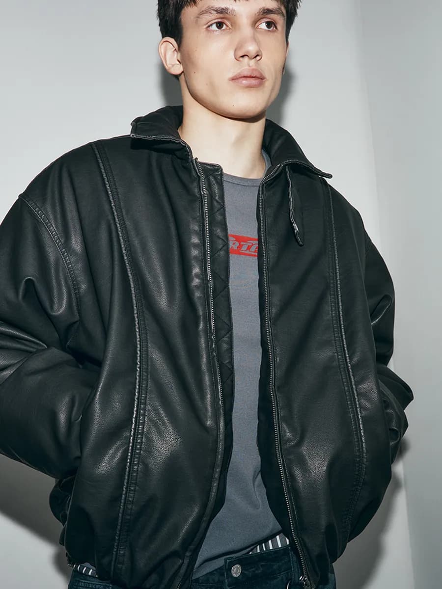 Куртка-бомбер с кожаной фактурой и воротником-стойкой