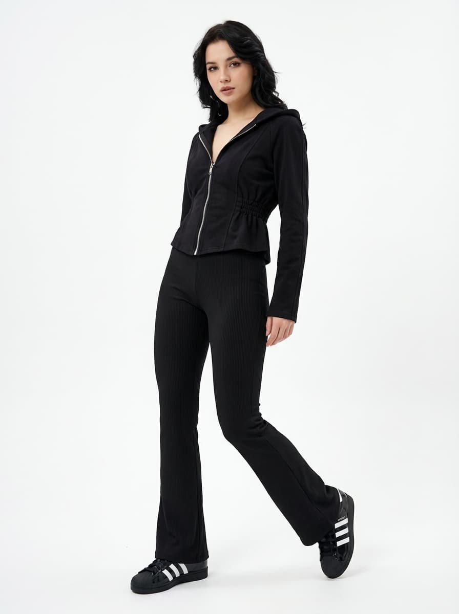 Черное худи и брюки клеш в рубчик с кедами Adidas — Streetwear | Во! стиле