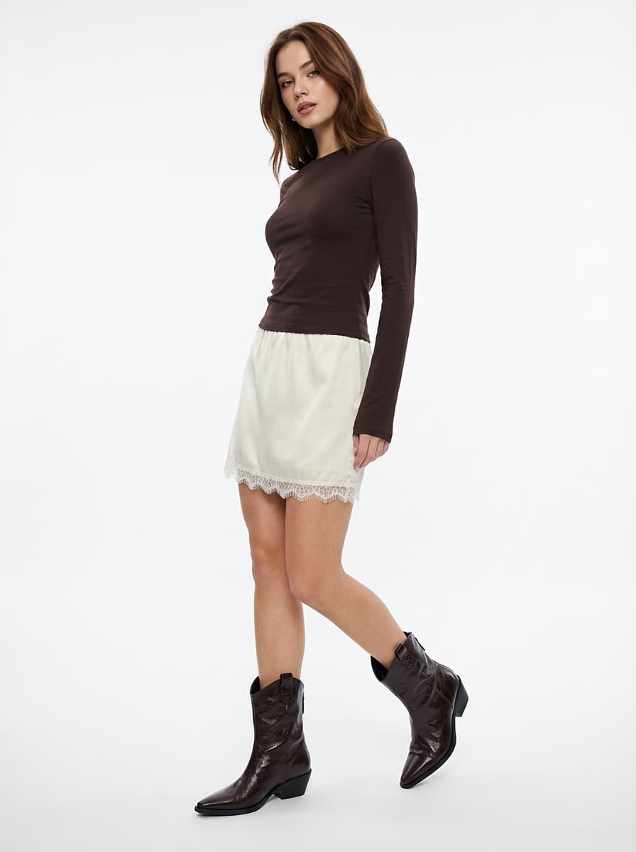 Образ с атласной мини-юбкой и кожаными ботильонами — Романтик | Во! стиле
