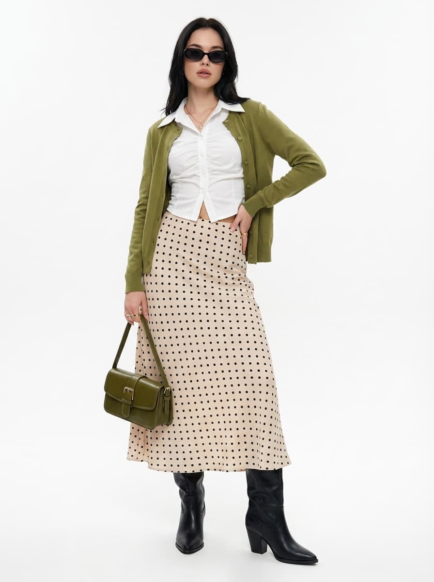 Элегантный образ с атласной юбкой в горошек и сумкой — Романтик | Во! стиле