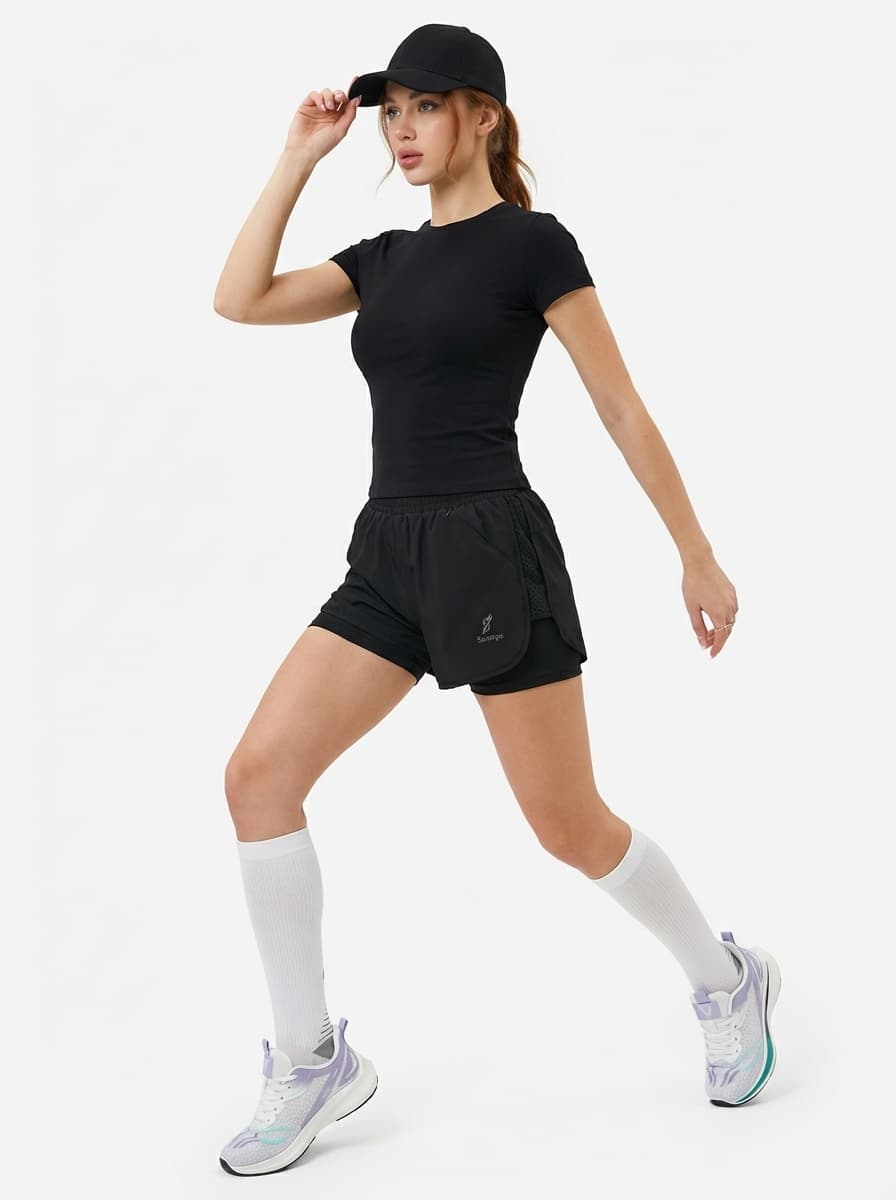 Спортивный черный образ для фитнеса: шорты и кроссовки — Спортивный | Во! стиле