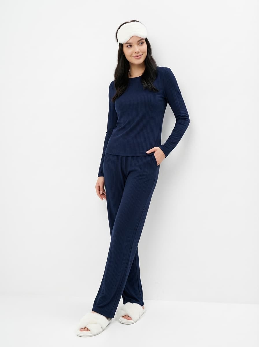 Уютный домашний образ: синяя пижама и пушистые аксессуары — Минимализм | Во! стиле