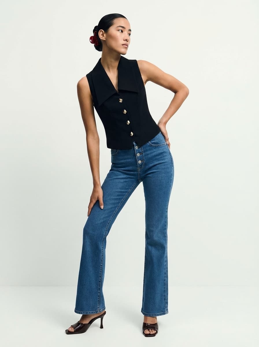 Элегантный casual: черный жилет и синие джинсы клеш — Casual | Во! стиле