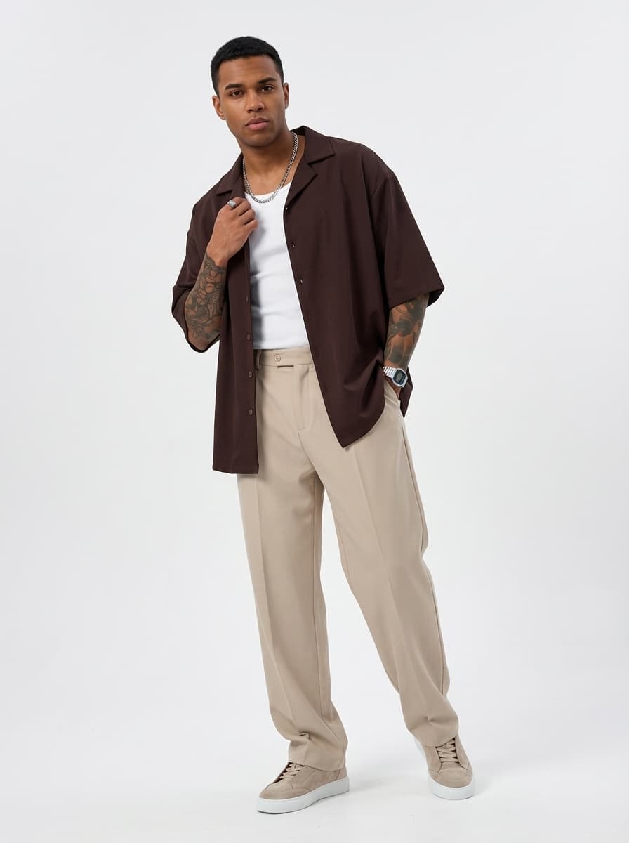 Мужской образ в бежевых тонах с коричневой рубашкой — Casual | Во! стиле