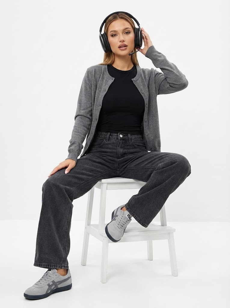 Повседневный Streetwear образ: серые джинсы и кроссовки — Casual | Во! стиле