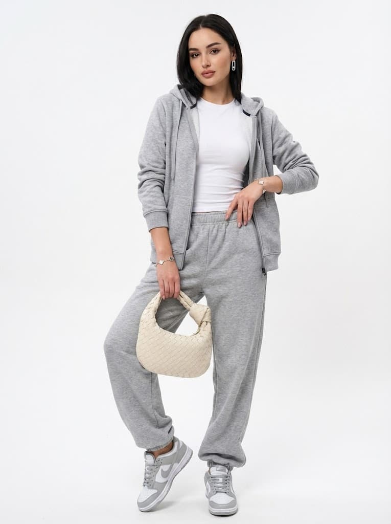 Серый спортивный образ с зип-худи и кроссовками Nike — Streetwear | Во! стиле