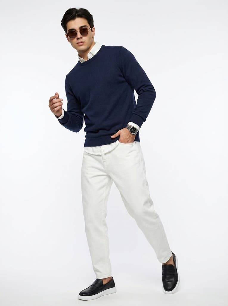 Стильный мужской образ с белыми джинсами и лоферами — Casual | Во! стиле