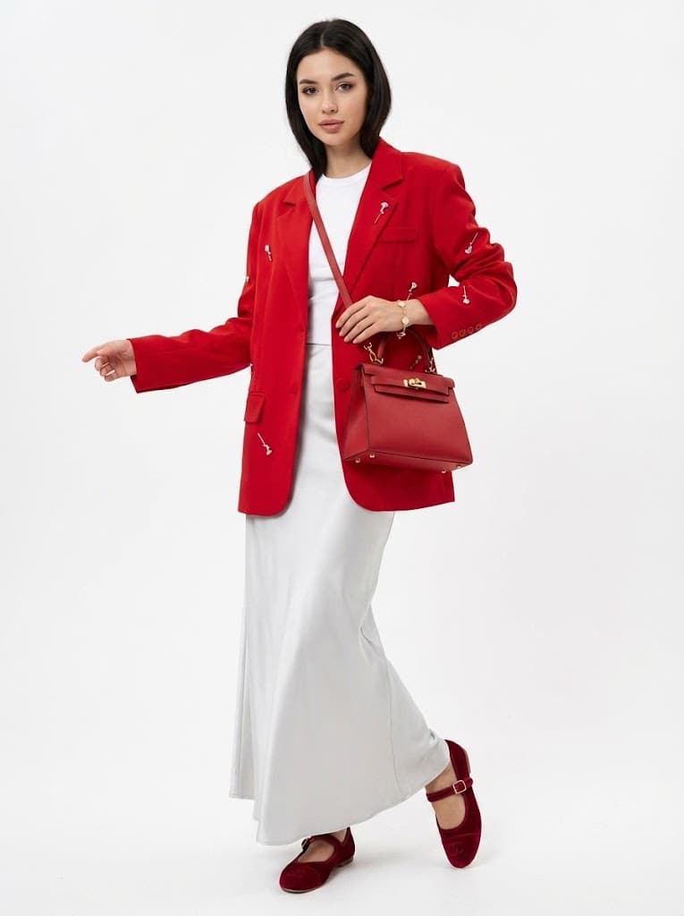 Элегантный красный образ с атласной юбкой макси — Вечерний | Во! стиле